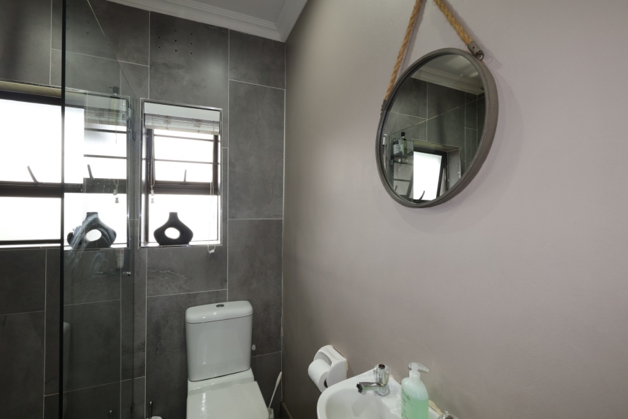 5 Bedroom Property for Sale in Vierlanden Western Cape